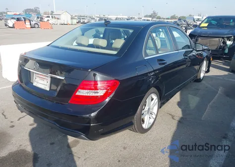 2013 Mercedes-Benz C 250 Sport z USA, uszkodzony, nr VIN WDDGF4HB7DR269453